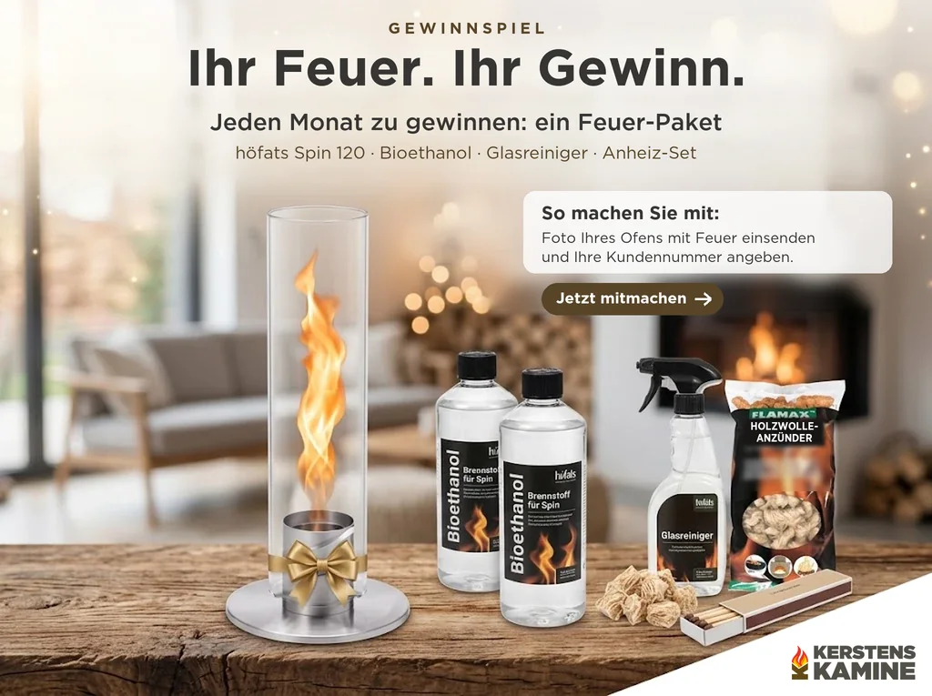 Gewinnspiel Ihr Feuer, Ihr Gewinn: höfats Spin 120 mit Schleife, zwei Flaschen Bioethanol, Glasreiniger, Holzwolle-Anzünder und Streichhölzer auf einem Holztisch vor einem brennenden Kamin