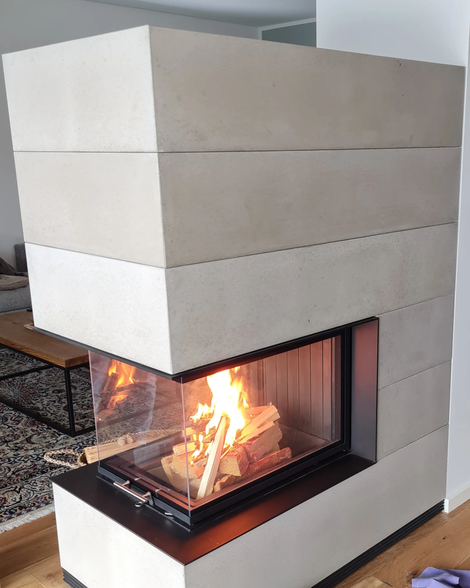 Raumteiler-Kamin in Betonoptik
