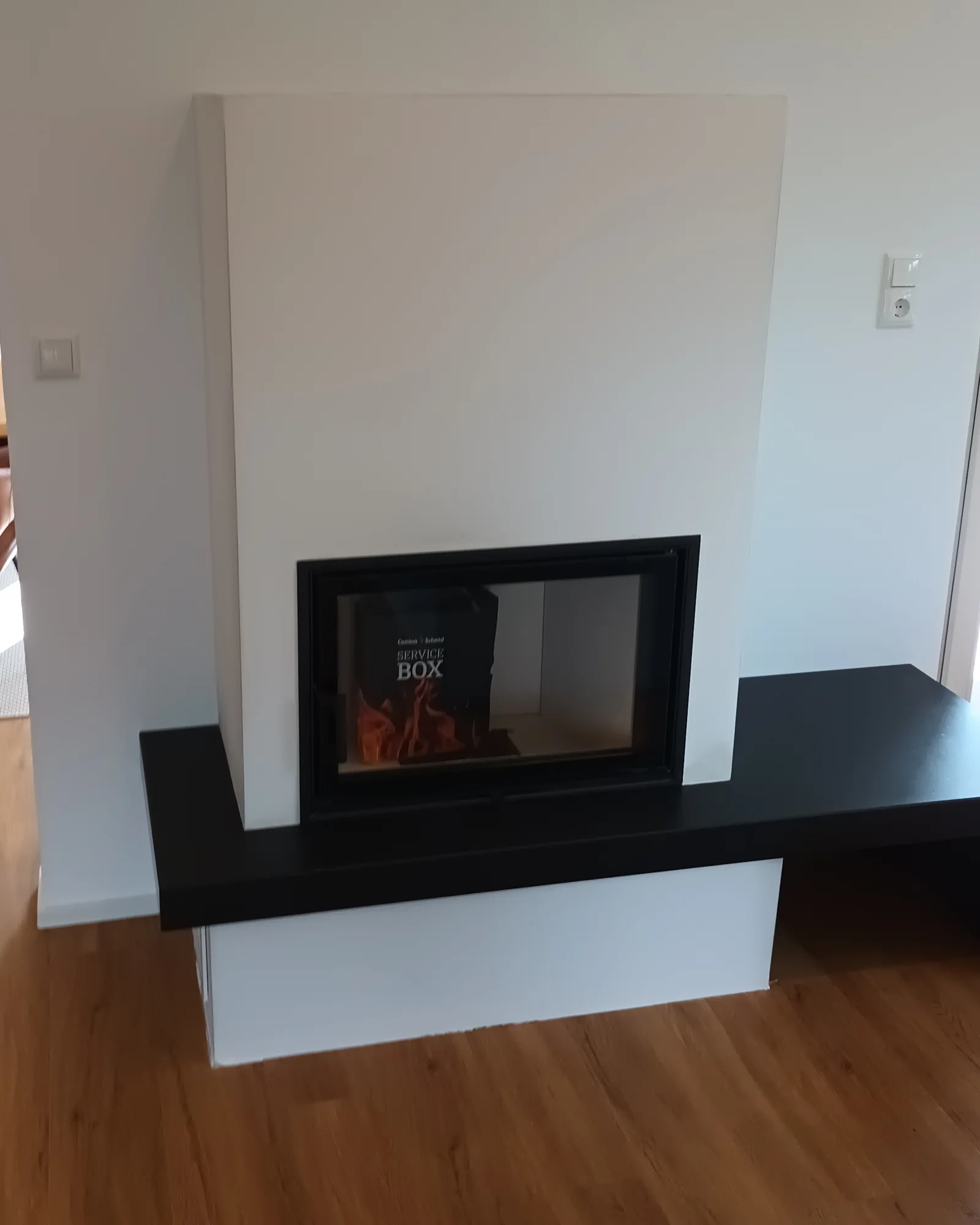 Kamin mit schwebender Bank
