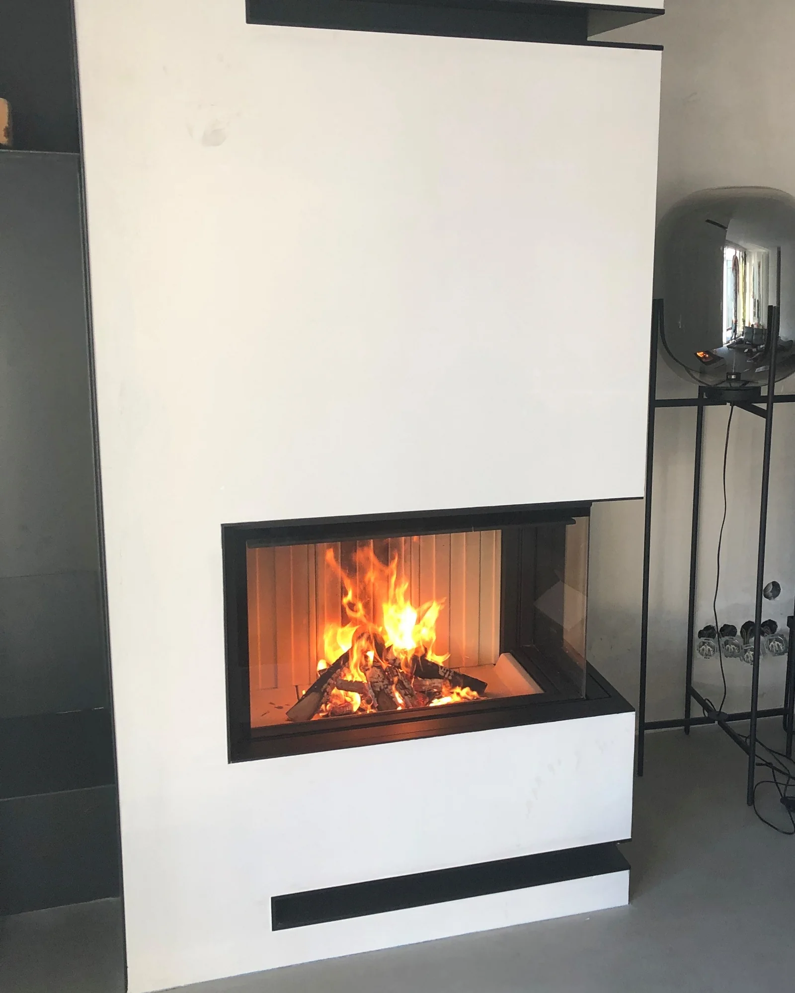 Moderner Kamin mit Schattenfugen