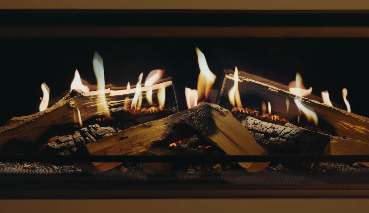 Moderner Kamin mit brennenden Holzscheiten