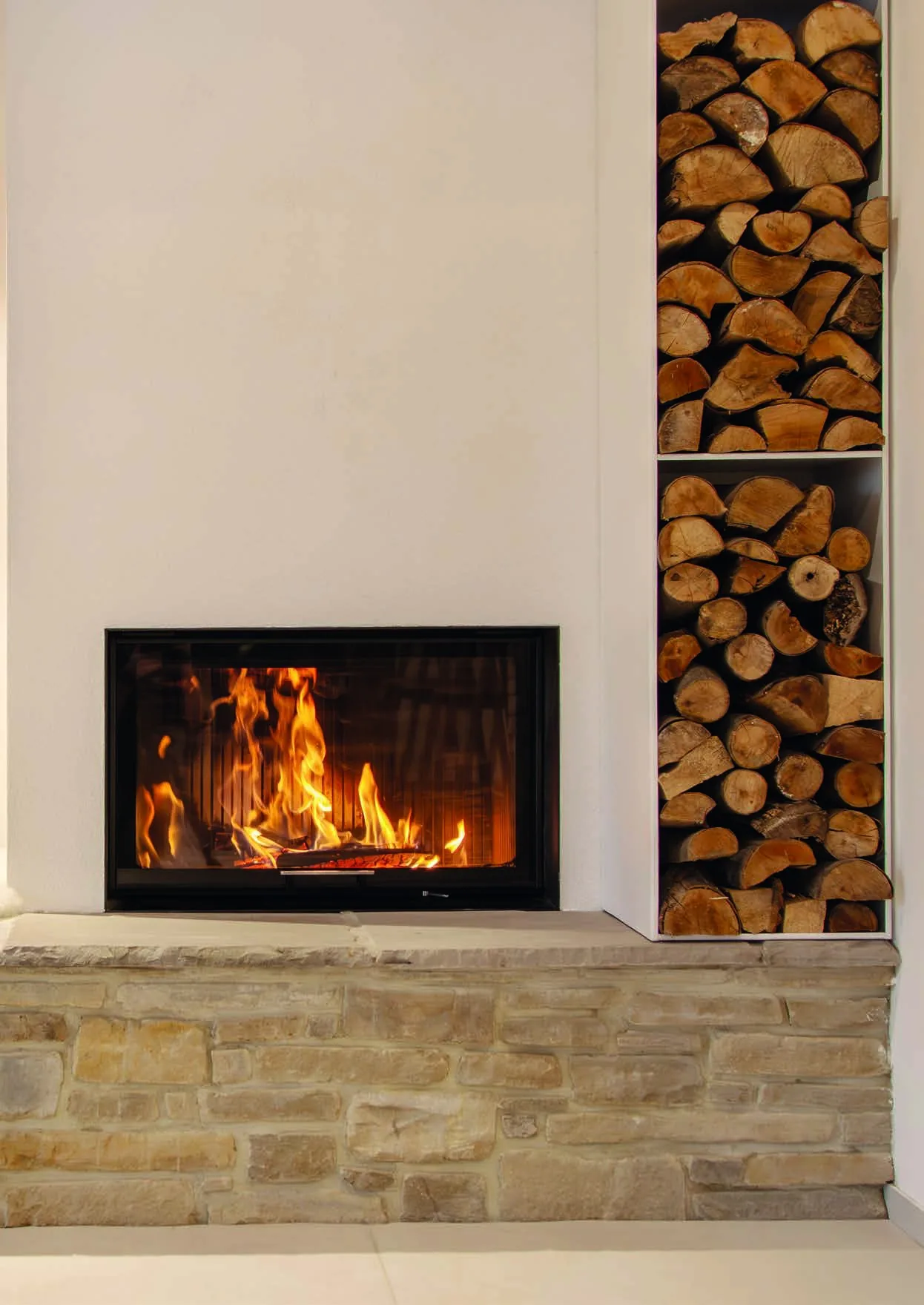 Richtig heizen mit Holz: Anzünden, Nachlegen und das richtige Brennholz